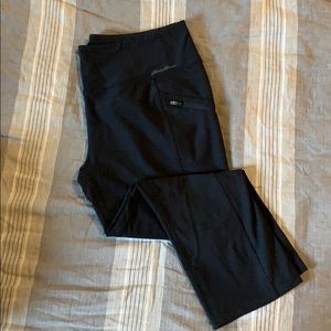 Zipper pocket capri leggings